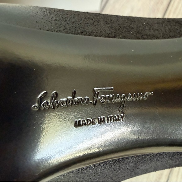 Salvatore Ferragamo Lucca Black Gold Heel Shoes 10 - Picture 9 of 9